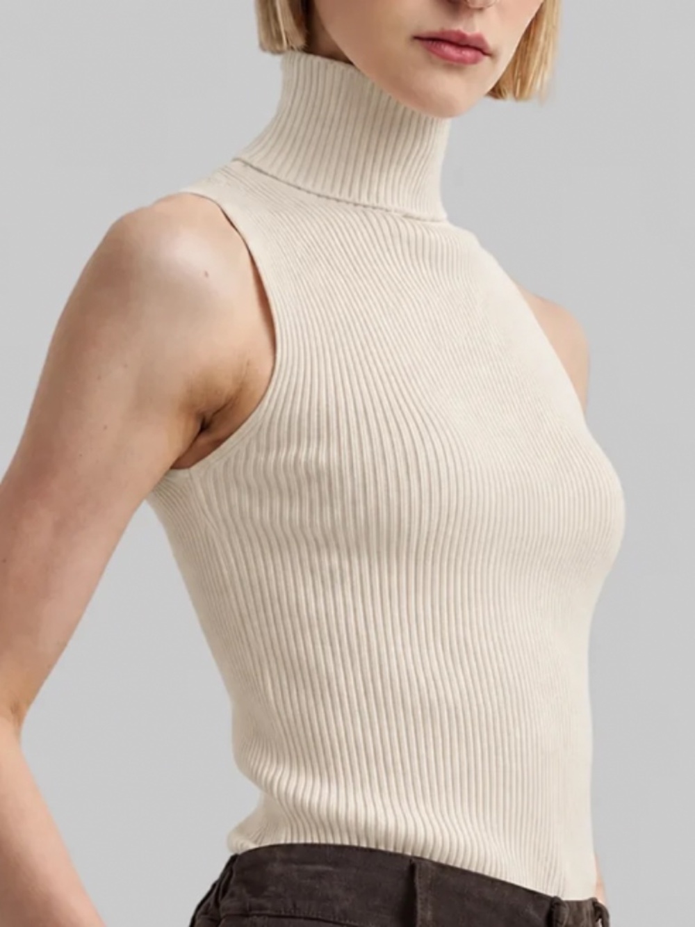 Astrid Wilco Essential Cream Ribbed Sleeveless Turtleneck Sweater | Size M